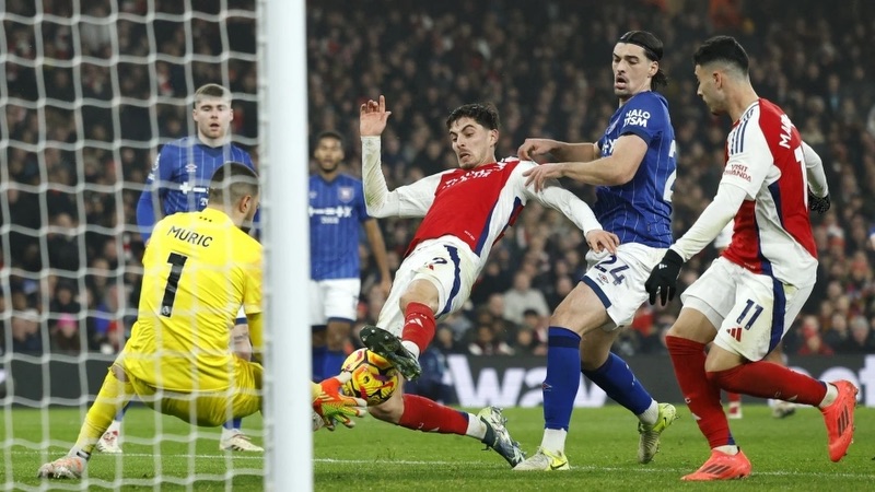 Gần như vị trí này có phong cách chơi khác biệt hoàn toàn với mọi vị trí khác theo bóng đá truyền thống