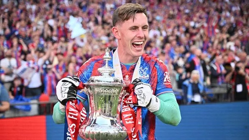 Vơi thành tích cùng Crytal Palace, chắc chắn thủ môn Dean Henderson xứng đáng được công nhận